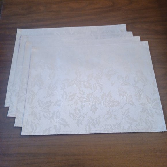 Lenox - Golden Holly Holiday Placemats - Set of 4 - NEW - Picture 3 of 5